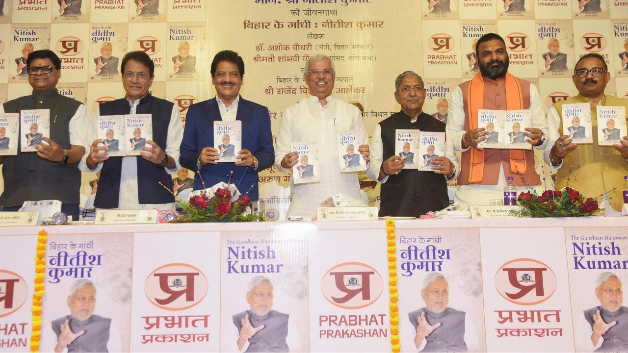 સિંગરને 5 વખત ફિલ્મફેર એવોર્ડ મળ્યો છે. તેનું મુંબઈના અંધેરીમાં એક આલીશાન ઘર છે, જ્યાં તે તેના બીજા લગ્નથી તેની પત્ની દીપા નારાયણ સાથે રહે છે. જ્યારે તેનો પુત્ર આદિત્ય નારાયણ તેની પત્ની શ્વેતા અગ્રવાલ સાથે બાજુમાં રહે છે. 