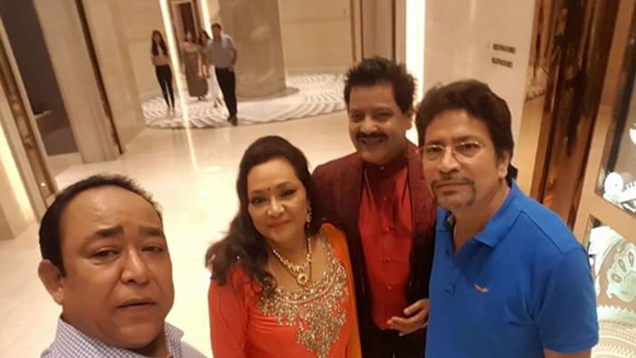 અભ્યાસ દરમિયાન ઉદિત નારાયણે નેપાળી રેડિયો માટે મૈથિલી, નેપાળી ગીતો ગાવાનું શરૂ કર્યું. ત્યારપછી તેઓ 1978માં મુંબઈ આવ્યા અને ફિલ્મોમાં તેમને વધારે સફળતા ન મળી. દરમિયાન પરિવારે ઉદિત નારાયણના લગ્ન 1984માં રંજના નારાયણ ઝા સાથે કરાવ્યા હતા. 