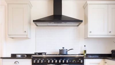 રસોડાના ધુમાડાને ઘરમાંથી બહાર કાઢવા માટે હવે મોટાભાગના ઘરોમાં ચીમનીનો વ્યાપક ઉપયોગ થાય છે. ત્યારે સતત કામ કરવાને કારણે ચીમની ચીકણી થઈ જાય છે અને ગંદકી જમા થઈ જાય છે. ત્યારે તેની સફાઈ કરવી જરુરી બની જાય છે. ત્યારે કેટલાક ઘરેલુ ઉપાયથી તમે ચીકણી અને ગંદી ચીમનીને મીનિટોમાં સાફ કરી શકો છો