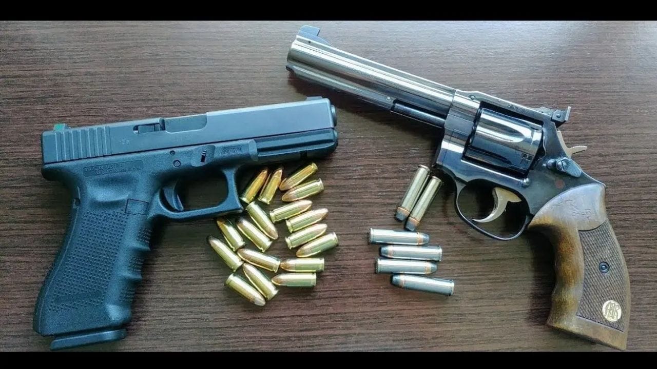 જ્યારે પણ હેન્ડગનની વાત થાય છે ત્યારે પિસ્તોલ અને રિવોલ્વરના નામ આવે છે, પરંતુ ઘણા લોકો પિસ્તોલ અને રિવોલ્વર વચ્ચે ગૂંચવાતા રહે છે. બહુ ઓછા લોકોને આ  બે બંદૂકો વચ્ચે તફાવત ખબર હશે. આવી સ્થિતિમાં, જો તમને બંદૂકો વિશે જાણવું ગમે છે અથવા તમે પણ પિસ્તોલ અને રિવોલ્વરના અતંર વિશે મૂંઝવણમાં છો, તો આજે અમે તમને જણાવીશું કે બંને બંદૂકો કેવી રીતે અલગ છે. 