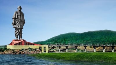 અમદાવાદથી 180 કિમી દૂર આવેલા કેવડિયામાં સ્ટેચ્યુ ઓફ યુનિટી સ્થિત છે. અહીં વિશ્વની સૌથી ઊંચી પ્રતિમાં આવેલી છે.સરદાર વલ્લભભાઈ પટેલની પ્રતિમાની ઊંચાઈ 182 મીટર છે. આ સાથે જ સ્થળ ફરવા માટે ખૂબ જ સુંદર જગ્યા છે. 