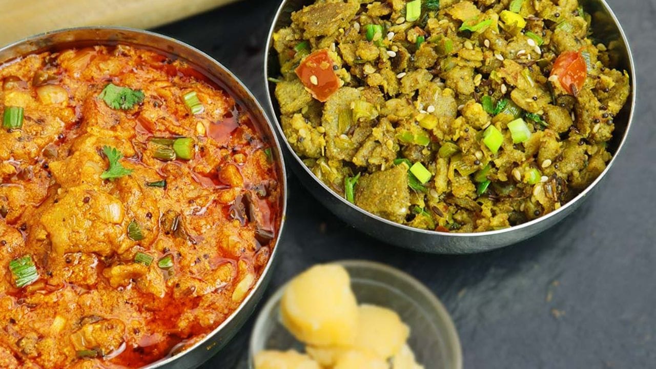 કાઠિયાવાડી સ્ટાઈલમાં સ્વાદિષ્ટ વઘારેલો રોટલો બનાવવા માટે બાજરીના રોટલા, દહીં, એક ઝીણું સમારેલું ટામેટું, લીલા મરચા, લસણ, લાલ મરચુ, ધાણા જીરું, હળદર, ગરમ મસાલો, મીઠા લીમડાના પાન, સ્વાદ અનુસાર મીઠું, પાણી સહિતની સામગ્રીની જરુર પડશે. 