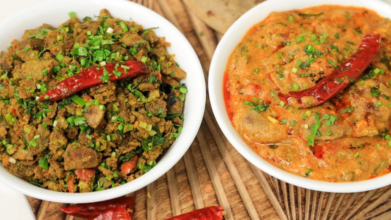 બાજરીના રોટલા ઠંડા થાય પછી તેના ટુકડા કરી દો અથવા ક્રશ કરી લો. ત્યારબાદ એક પેનમાં તેલ ગરમ કરવા મુકો. તેલ ગરમ થાય ત્યારબાદ તેમાં જીરું, હિંગ ઉમેરો. ત્યારબાદ તેલમાં મીઠા લીમડાના પાન અને કાપેલા લીલા મરચા ઉમેરો. 