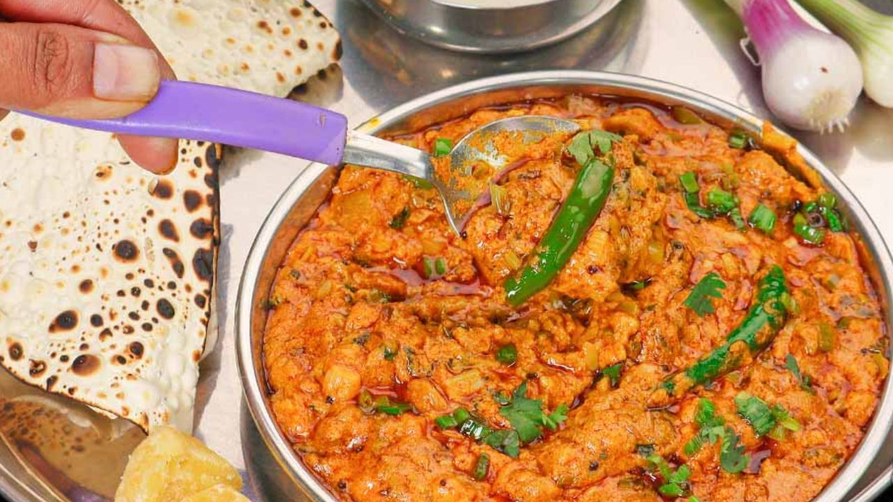 હવે લસણ અને ઝીણી કાપેલી ડુંગળી ઉમેરી તેને સારી રીતે સાંતળી લો. ત્યારબાદ તેમાં ઝીણા કાપેલા ટામેટા ઉમેરી સાંતળી લો. હવે મીઠું અને મરચું નાખો. પછી તમે ઈચ્છો તો લસણની ચટણી નાખી બરાબર મિક્સ કરી લો. 