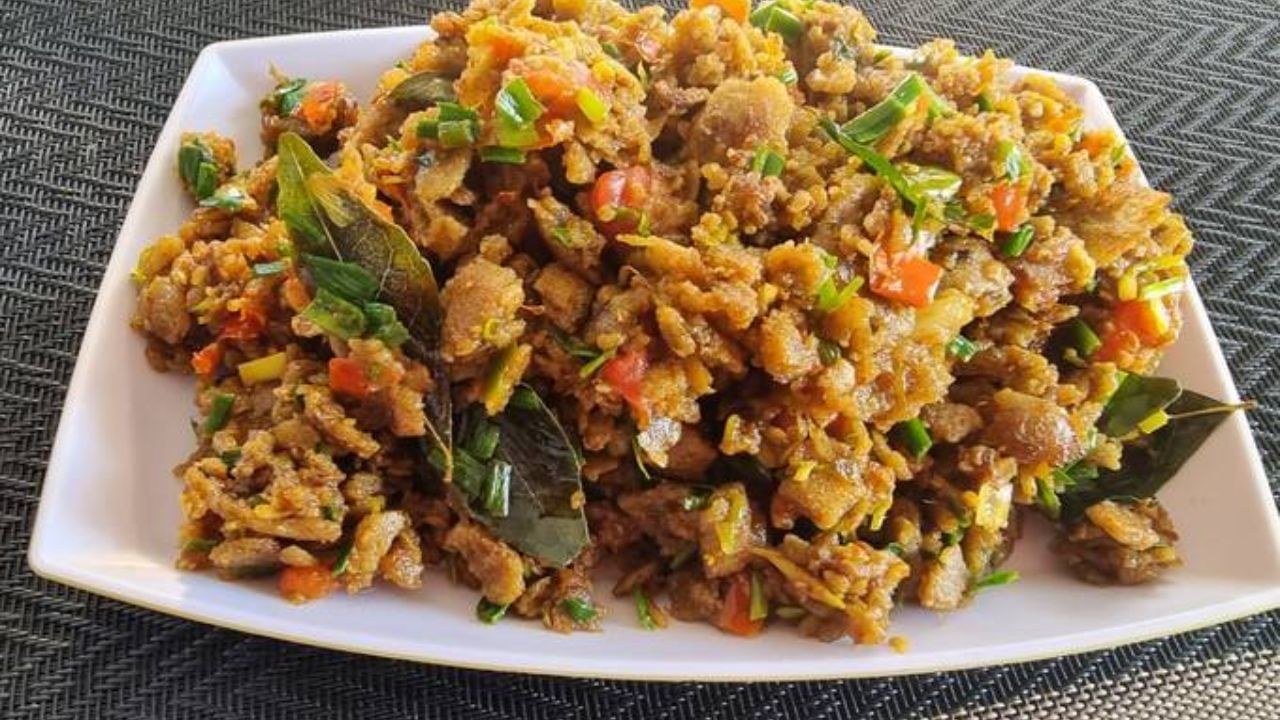 આ તમામ મસાલો બરાબર મિક્સ થઈ જાય ત્યારબાદ ધીમા ગેસ પર થવા દો. હવે ક્રશ કરેલો બાજરીના રોટલા ઉમેરો. ત્યારબાદ તેમાં દહીં અથવા છાશ ઉમેરી તરત જ ગેસ બંધ કરીને બરાબર મિક્સ કરી લો.