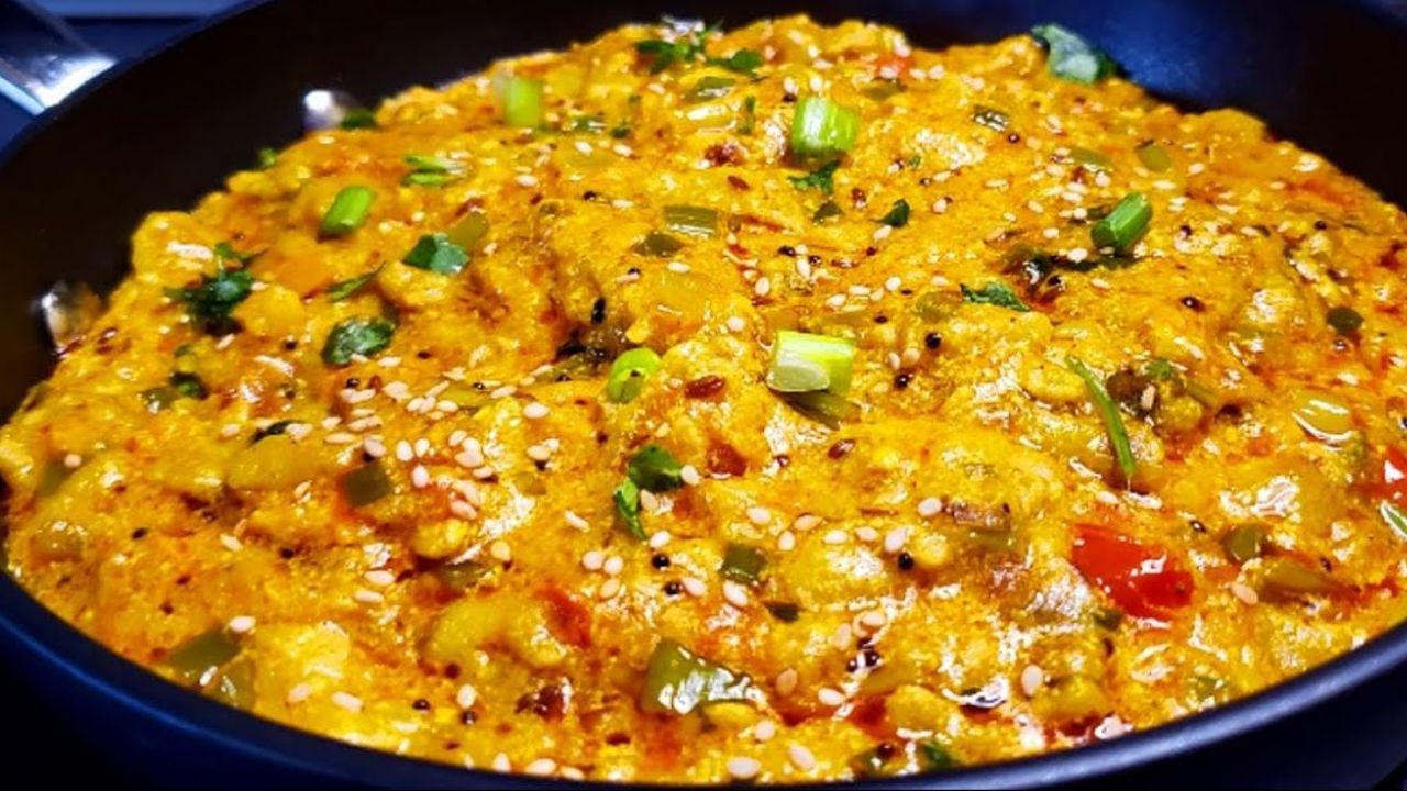 હવે વઘારેલો રોટલો તૈયાર છે. તમે રોટલાને તમારા સ્વાદ અનુસાર સ્પાઈસી બનાવી શકો છો. તમે વઘારેલા રોટલા પર કોથમરી નાખી સર્વ કરી શકો છો. તેમજ ડિનરમાં અથવા નાસ્તામાં પણ સેવન કરી શકો છો.  