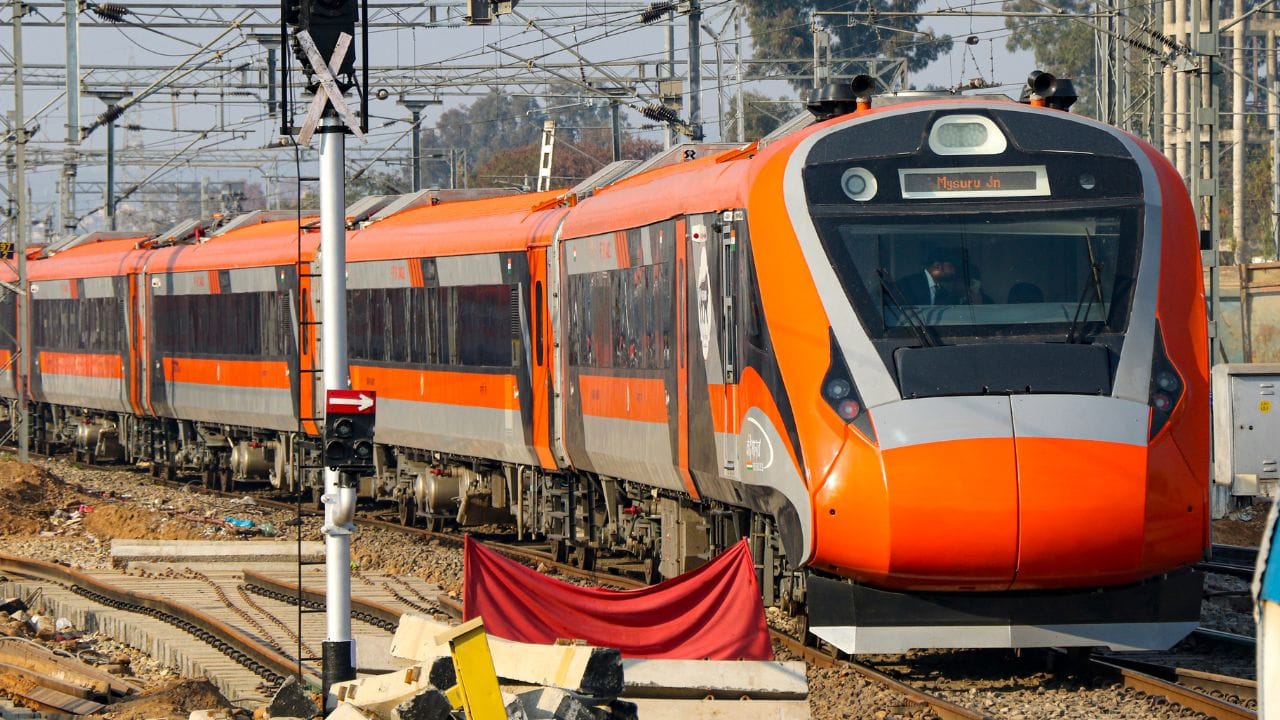 આ સાથે ટ્રેનમાં તમે આરમદાયક મુસાફરી કરી શકો છો. આ ટ્રેનમાં સ્લીપર કોચ હોતા નથી. જેમાં ઓટોમેટિક સ્લાઈડિંગ દરવાજા હોય છે આ સાથે મોબાઈલ ચાર્જિંગ પોઈન્ટ અને લેપટોપ ટેબલ પણ હોય છે.વંદેભારત ટ્રેનમાં આટલી સુવિધા મળતી હોવા છતાં શું તમે જાણો છો કે, ટ્રેનમાં ચેન પુલિંગનો ઓપ્શન હોય છે કે નહી, શું તમારે જરુર પડી તો વંદે ભારત ટ્રેન રોકી શકો છો. આ સાથે વિસ્તારથી જાણો.