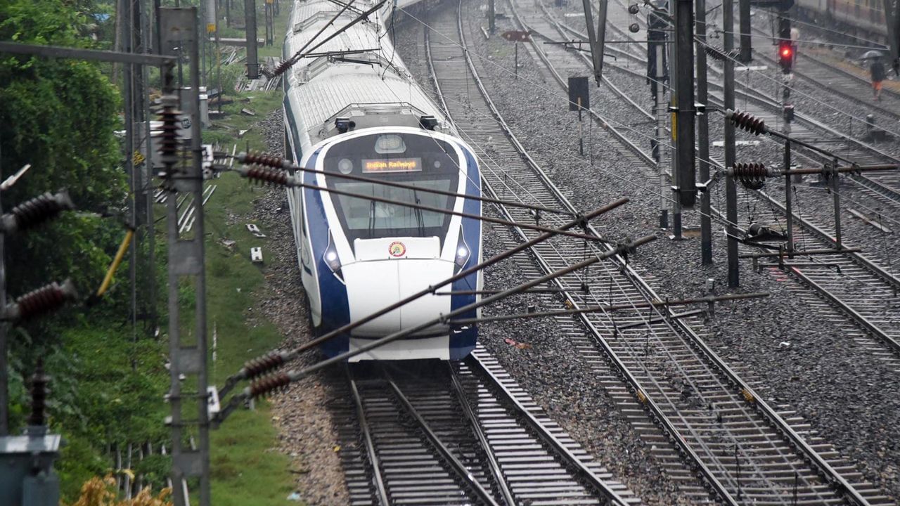 વંદે ભારત ટ્રેનમાં આ ઓપ્શન એટલા માટે આપવામાં આવ્યો નથી કારણ કે, ટ્રેન ખુબ સ્પીડમાં ચાલતી હોય છે. ઓછા સમયમાં વધારે અંતર કાપવાનું હોય છે. જેમાં ચેન ખેચી ટ્રેન રોકવી યોગ્ય નથી.