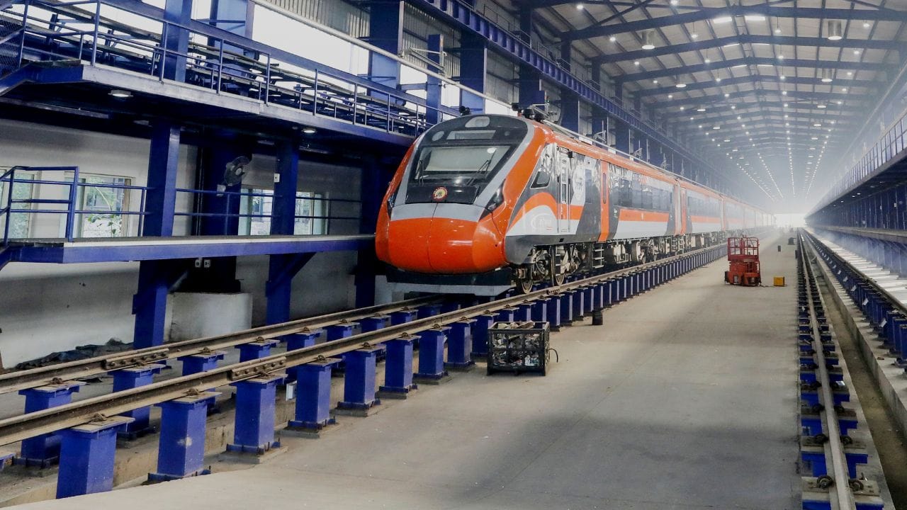 આ ટ્રેનમાં ભલે તમને ચેઈન પુલિંગનો વિકલ્પ ન મળે, પણ તેમાં તમને એલાર્મનો વિકલ્પ આપવામાં આવ્યો છે. પરંતુ તમે આ એલાર્મ ફક્ત ત્યારે જ વગાડી શકો છો જ્યારે તે ખૂબ જ મહત્વપૂર્ણ હોય. જ્યારે તમે એલાર્મ વગાડો છો, ત્યારે ત્યાં એક કેમેરા અને માઈક લગાવેલું હોય છે. એલાર્મ વાગે છે અને ટ્રેનના લોકો પાયલટને સિગ્નલ મળે છે. તે તમારો ચહેરો જોઈ શકે છે અને તમારો અવાજ સાંભળી શકે છે.