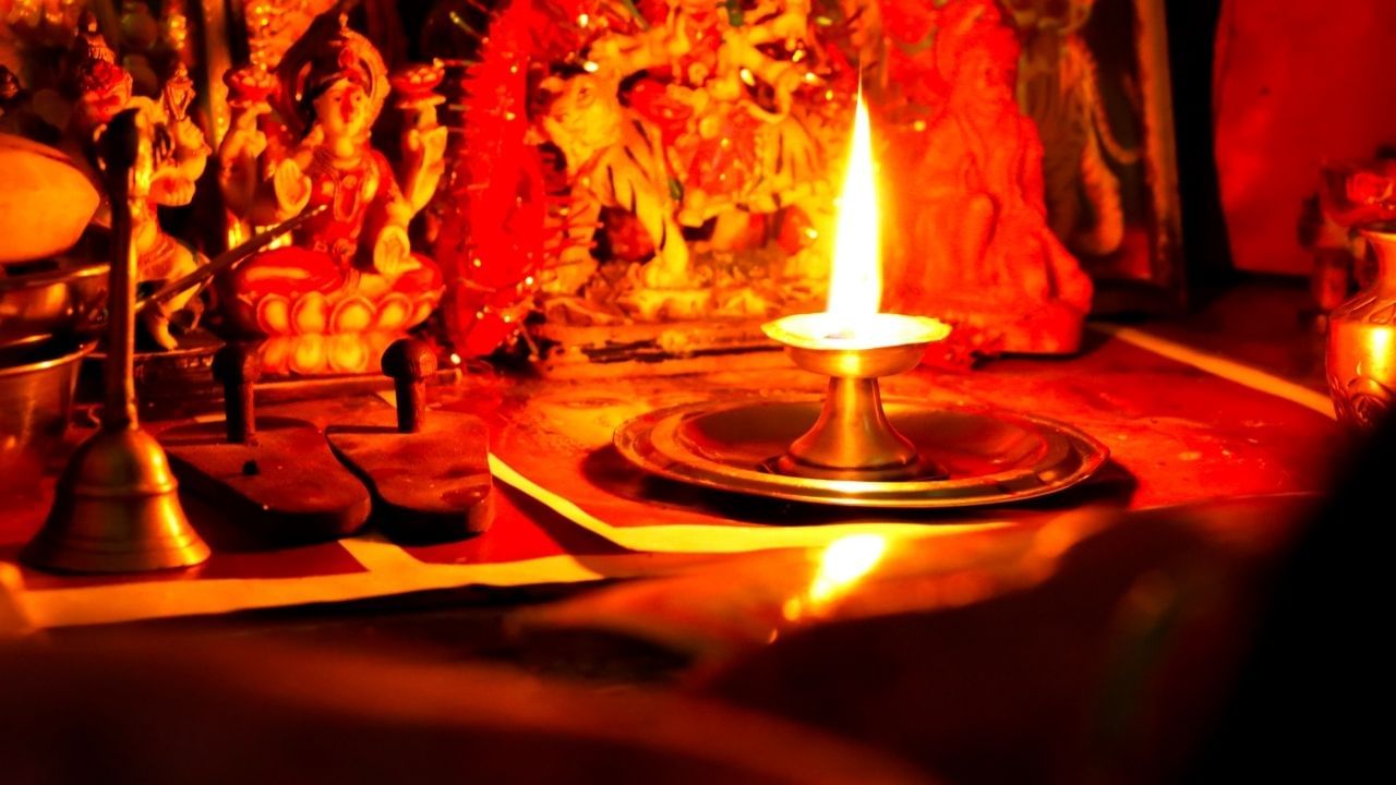 ઘરના મંદિરમાં દીવો પ્રગટાવવો અને મીણબત્તીઓનો ઉપયોગ કરવો શુભ માનવામાં આવે છે. ખાસ કરીને શુક્રવારે અથવા લક્ષ્મી પૂજા દરમિયાન, ઘરના મંદિરમાં દીવો પ્રગટાવવાથી સકારાત્મક ઉર્જા આવે છે. એવું માનવામાં આવે છે કે દીવા અને મીણબત્તીઓ ઘરના વાતાવરણને શુદ્ધ કરે છે અને અંધકારને દૂર કરે છે. આવી સ્થિતિમાં, ઘરમાં પૈસાની અછત દૂર કરવા માટે દીવો પ્રગટાવવાની આદત પાડો.