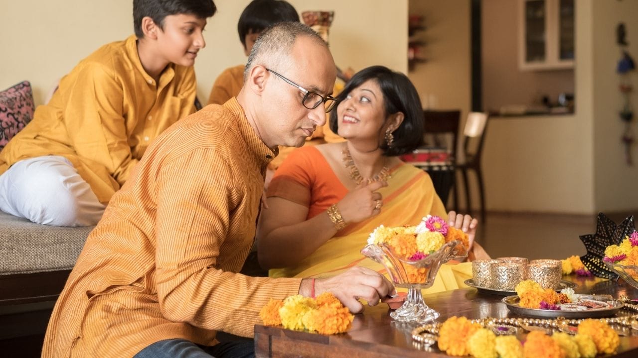 મંદિરની દિશા તમારા ઘરની સમૃદ્ધિ સાથે સીધી રીતે સંબંધિત છે. વાસ્તુ શાસ્ત્ર અનુસાર, મંદિરને ઘરની ઉત્તર, ઉત્તર-પૂર્વ અથવા પૂર્વ દિશામાં રાખવું શુભ માનવામાં આવે છે. આ દિશાઓમાં ભગવાનની પૂજા કરવાથી ઘરમાં સકારાત્મક ઉર્જા આવે છે અને આર્થિક સ્થિતિમાં પણ સુધારો થાય છે. જો તમારા ઘરમાં મંદિર યોગ્ય દિશામાં ન હોય તો તેને યોગ્ય દિશામાં સ્થાપિત કરવાનો પ્રયાસ કરો. આ દિશામાં ફેરફાર કરવાથી સંપત્તિમાં વધારો થઈ શકે છે અને ઘરમાં શાંતિ અને ખુશી જાળવી શકાય છે.