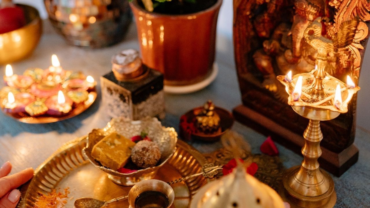 ઘરમાં મંદિરને સ્વચ્છ અને સુંદર રાખવું પણ ખૂબ જ મહત્વપૂર્ણ છે. સ્વચ્છતા માત્ર મંદિરના વાતાવરણને શુદ્ધ કરતી નથી પણ ઘરમાં સુખ અને સમૃદ્ધિ પણ લાવે છે. પૂજા પહેલાં, મંદિરને સારી રીતે સાફ કરો અને ત્યાં સુંદર ફૂલો, અગરબત્તીઓ અને ફળો મૂકો. આ ફક્ત પૂજાને વધુ અસરકારક બનાવતું નથી પણ ભગવાનને પ્રસન્ન કરવામાં પણ મદદ કરે છે.