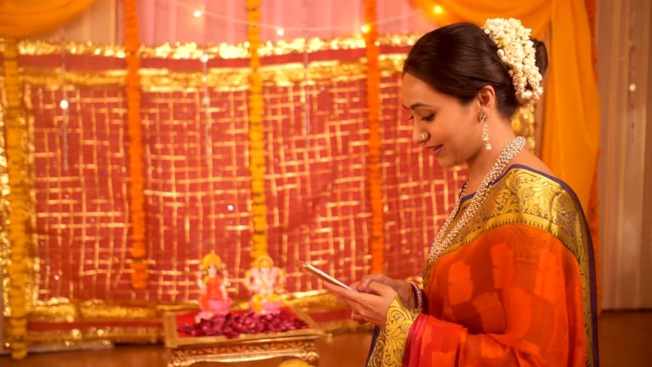 ઘરના મંદિરમાં ભગવાનની મૂર્તિઓનું સ્થાન પણ ખૂબ મહત્વનું છે. ભગવાનની મૂર્તિઓ ક્યારેય તૂટેલી કે ખોટી દિશામાં ન રાખવી જોઈએ. આમ કરવાથી ઘરમાં નકારાત્મક ઉર્જા ઉત્પન્ન થઈ શકે છે જેના કારણે આર્થિક સમસ્યાઓ થઈ શકે છે. તેથી, ભગવાનની મૂર્તિઓને હંમેશા સારી, યોગ્ય આકાર અને સુંદર સ્વરૂપમાં રાખો.