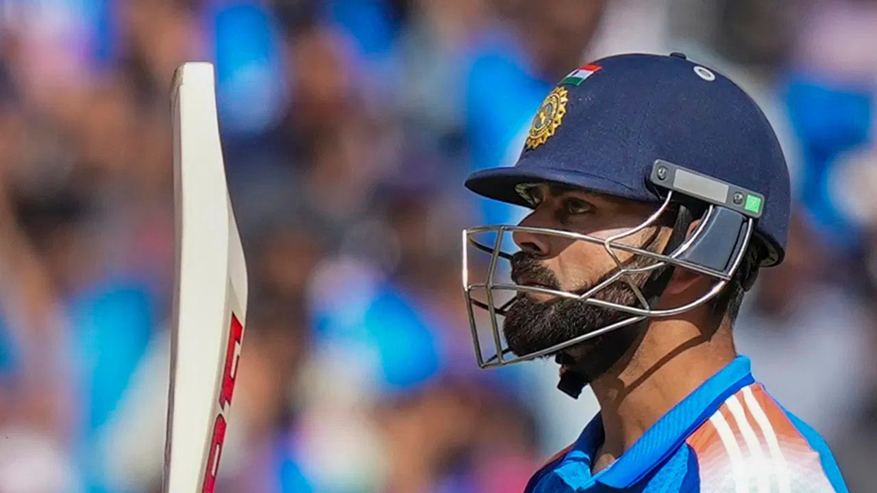 વિરાટ કોહલી ઇંગ્લેન્ડ સામે ચાર હજાર આંતરરાષ્ટ્રીય રન બનાવનાર પ્રથમ ભારતીય બેટ્સમેન બન્યો છે. કોહલીએ ઈંગ્લેન્ડ સામેની પોતાની 87મી મેચમાં આ સિદ્ધિ મેળવી. અત્યાર સુધીમાં વિરાટે ઈંગ્લેન્ડ સામે 41.23ની સરેરાશથી 8 સદી અને 32 અડધી સદી ફટકારી છે. જ્યારે એકંદરે તે ઈંગ્લેન્ડ સામે 4 હજારથી વધુ રન બનાવનાર છઠ્ઠો ક્રિકેટર છે.