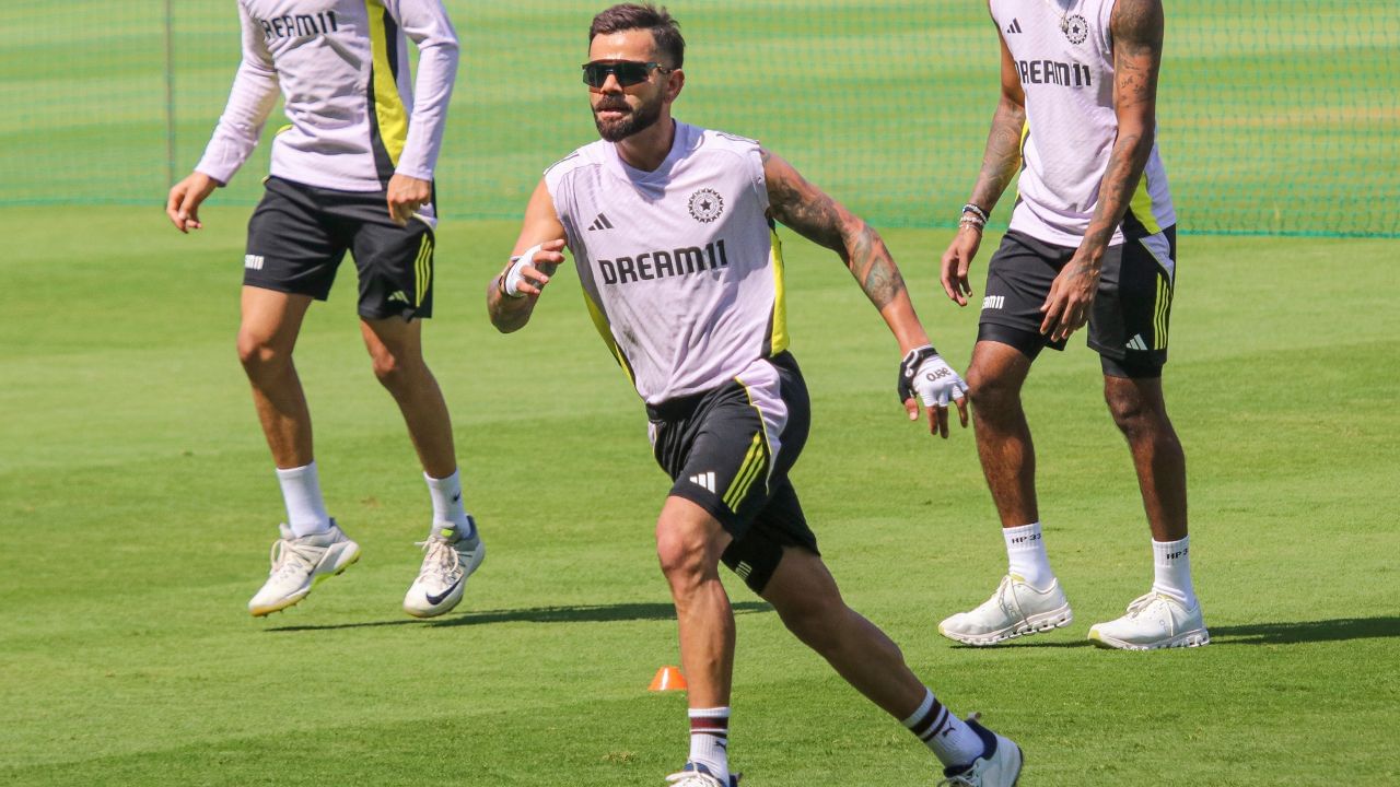 જોકે, કેપ્ટન રોહિત શર્માએ કહ્યું કે કોહલીને ઘૂંટણમાં દુખાવો છે. એટલા માટે તેને આ મેચમાંથી બહાર રહેવું પડ્યું છે. એનો અર્થ એ થયો કે વિરાટને યશસ્વીને કારણે નહીં પણ ઈજાને કારણે બહાર બેસવું પડશે.