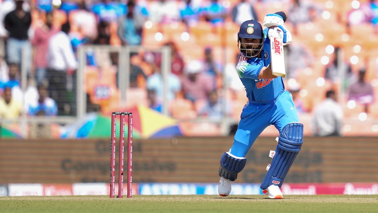 રોહિત શર્મા આઉટ થયા પછી વિરાટ કોહલી ત્રીજા નંબરે બેટિંગ કરવા આવ્યો. તેણે પહેલા 50 બોલમાં પોતાની અડધી સદી પૂરી કરી. વિરાટની અડધી સદી 50 ઓવરના ફોર્મેટમાં 451 દિવસ પછી આવી છે. તેણે 55 બોલમાં 7 ચોગ્ગા અને 1 છગ્ગાની મદદથી 52 રન બનાવ્યા. (All Photo Credit : X / BCCI / ESPN)