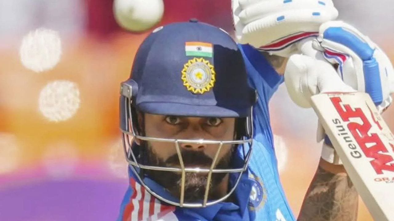 ભારત અને ઇંગ્લેન્ડ વચ્ચેની વનડે શ્રેણીની છેલ્લી મેચ અમદાવાદના નરેન્દ્ર મોદી સ્ટેડિયમ ખાતે રમાઈ રહી છે. આ મેચમાં વિરાટ કોહલીએ 50 બોલમાં પોતાની અડધી સદી પૂરી કરી. આ સાથે, વિરાટે પોતે અને ચાહકોએ રાહતનો શ્વાસ લીધો. કારણ કે તે લાંબા સમયથી ફોર્મ સાથે સંઘર્ષ કરી રહ્યો હતો. 