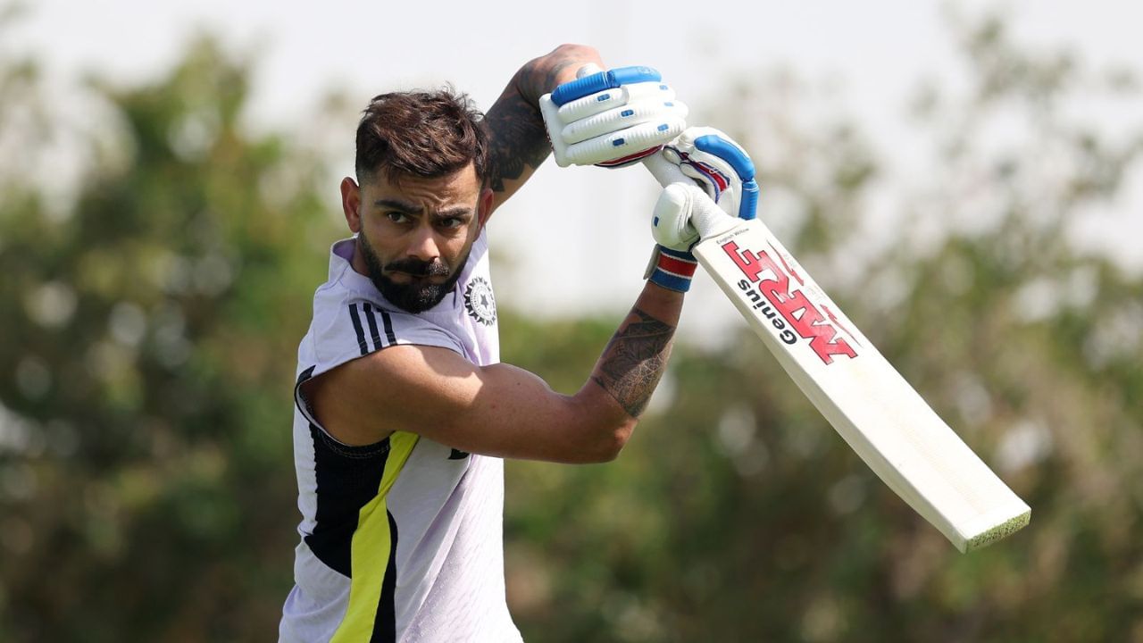 વિરાટ કોહલી પહેલીવાર 2009માં ચેમ્પિયન્સ ટ્રોફીમાં રમ્યો હતો. પરંતુ આ ટુર્નામેન્ટમાં વિરાટે 2025માં પહેલીવાર સદી ફટકારી છે. એટલે કે ચેમ્પિયન્સ ટ્રોફીમાં સદી ફટકારવા માટે તેને 16 વર્ષ રાહ જોવી પડી હતી. 