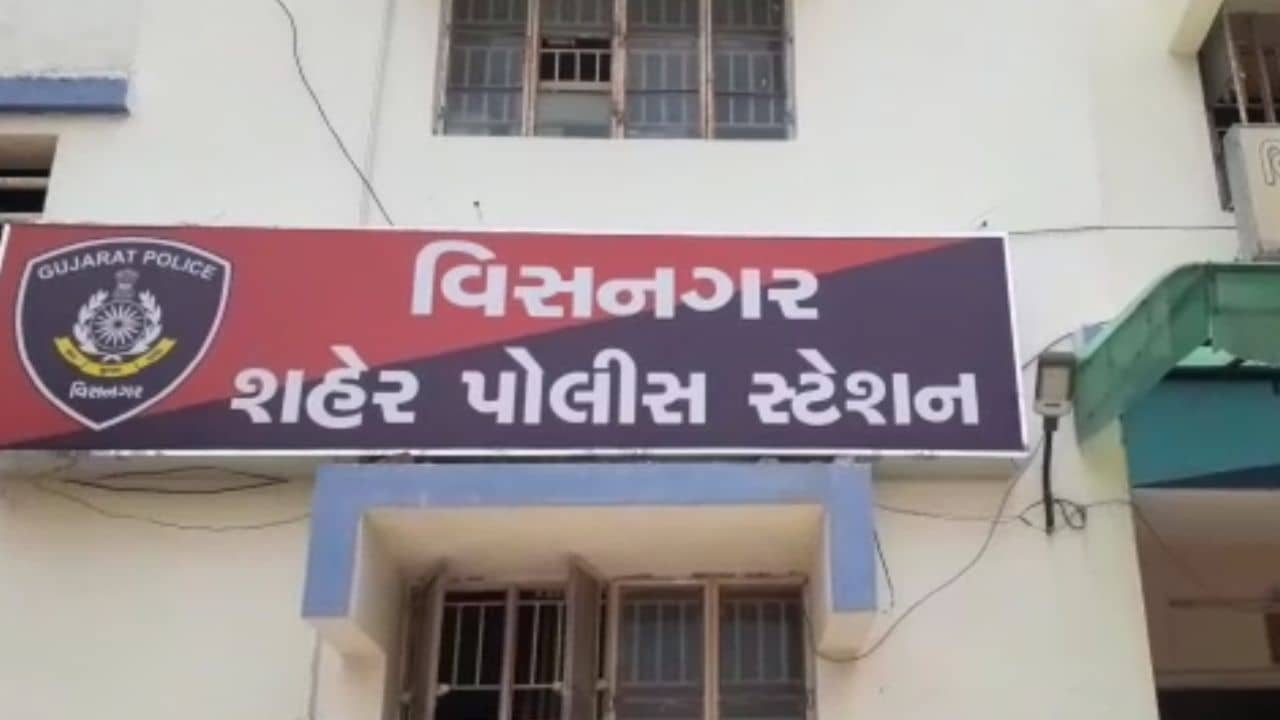 Mehsana : દીકરી જન્મતા પતિએ પત્નીને આપ્યા ત્રણ તલાક, જાણો શું છે સંપૂર્ણ ઘટના, જુઓ Video