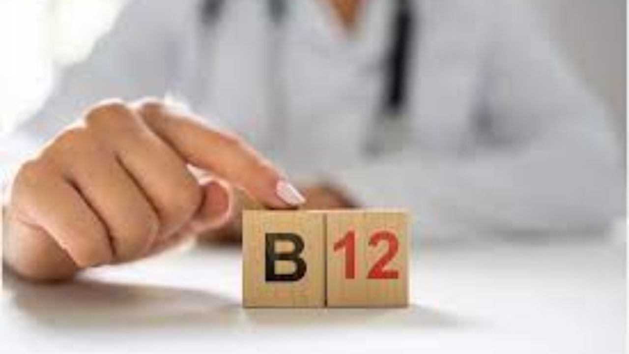 વિટામિન B12 થી ભરપૂર ખોરાક - માંસ, માછલી અને ઈંડા એ વિટામિન B12ના બેસ્ટ કુદરતી સ્ત્રોત છે. દૂધ, દહીં અને ચીઝ વિટામિન B12 ના સારા સ્ત્રોત છે. કેટલાક અનાજ વિટામિન B12 થી સમૃદ્ધ હોય છે. સોયા દૂધ, ટોફુ અને ટેમ્પેહ વિટામિન બી12 ના સારા સ્ત્રોત છે. 
