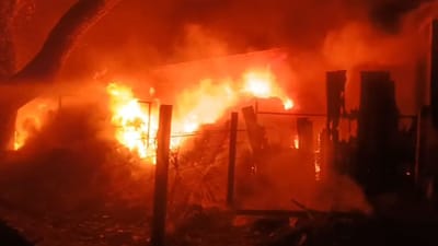 Valsad : ઉમરગામમાં આવેલા ભંગારના ગોડાઉનમાં લાગી ભીષણ આગ, જુઓ Video Valsad : ઉમરગામમાં આવેલા ભંગારના ગોડાઉનમાં લાગી ભીષણ આગ, જુઓ Video