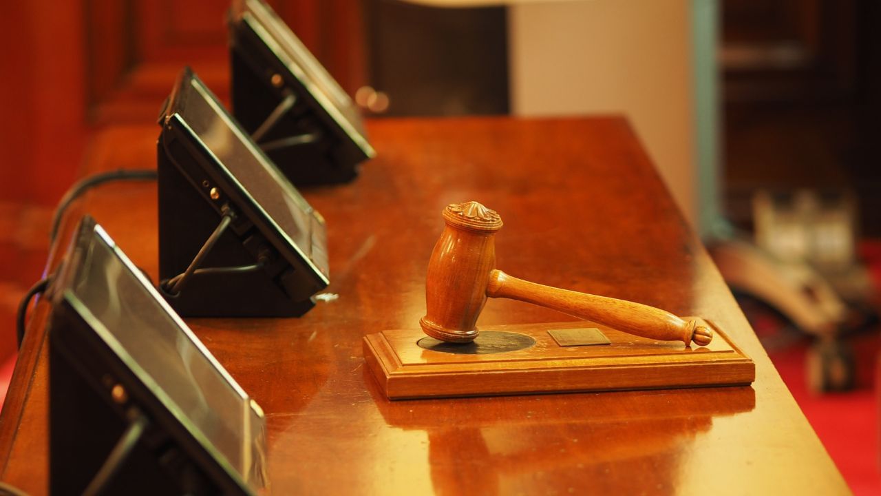 કોર્ટે કહ્યું કે પત્નીને આવું ભથ્થું મળવું જોઈએ જેથી કરીને તે સન્માનજનક જીવન જીવી શકે.કોર્ટે આદેશ આપ્યો કે પતિ અને પત્ની બંનેએ તેમની આવક જાહેર કરવી પડશે જેથી ભથ્થું વાજબી હોય