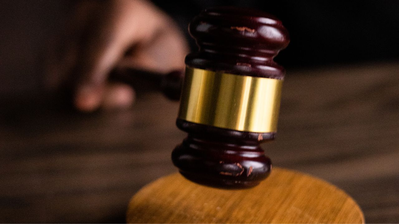 કોર્ટ પતિની આર્થિક સ્થિતિ, પત્નીની જરૂરિયાતો, બાળકોના શિક્ષણ ખર્ચ, મોંઘવારી અને પતિની અન્ય જવાબદારીઓને ધ્યાનમાં રાખીને ભરણપોષણનો નિર્ણય કરે છે, જો પતિ ભથ્થું ન ચૂકવે તો પત્ની અને બાળકો કોર્ટમાં જઈને અરજી દાખલ કરી શકે છે અને પતિની મિલકત જપ્ત કરી શકાય છે.કોર્ટે કહ્યું કે, પતિએ સમયસર ભથ્થું ચૂકવવું પડશે, નહીં તો તે જેલ પણ જઈ શકે છે.  