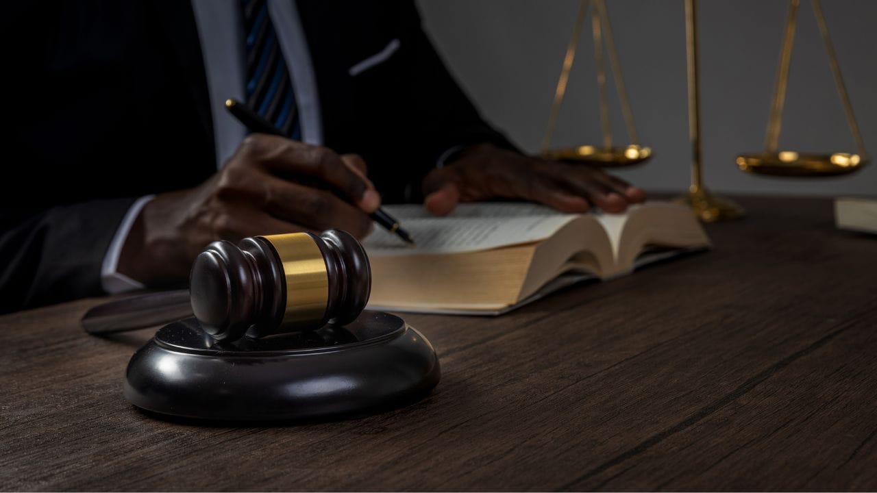 ભારતમાં 2023માં જૂના ફોજદારી કાયદાઓને બદલીને ત્રણ નવા કાયદા લાગુ કરવામાં આવ્યા છે,ભરણપોષણ મહિલાઓ અને બાળકોના આર્થિક અધિકારોનું રક્ષણ કરે છે. નવા BNS 2023 અને BNSS 2023 કાયદા હેઠળ મહિલાઓ અને બાળકોના અધિકારોને વધુ સ્પષ્ટ કરવામાં આવ્યા છે. જો કોઈ મહિલા અથવા બાળકને ભરણપોષણ ભથ્થું ન મળતું હોય, તો તેઓ કોર્ટમાં અરજી કરી શકે છે અને તેમના અધિકારો મેળવી શકે છે.