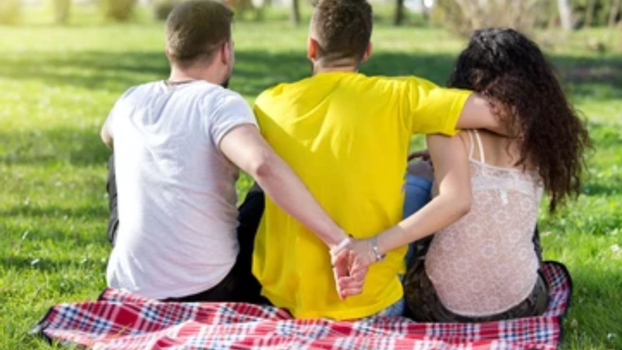 નિષ્કર્ષ: જો પત્ની ફક્ત બીજા કોઈના પ્રેમમાં હોય પણ પતિ સાથે રહેતી હોય અથવા છૂટાછેડા પછી પણ તેને આર્થિક રીતે ટેકો આપવામાં અસમર્થ હોય તો તેને ભરણપોષણ મળી શકે છે.
પરંતુ જો તે બીજા પુરુષ સાથે રહેતી હોય અથવા લગ્નેત્તર સંબંધ સાબિત થાય તો કોર્ટ ભરણપોષણ આપવાનો ઇનકાર કરી શકે છે. (Disclaimer: જો તમારી પાસે કોઈ ચોક્કસ કેસ હોય તો કાનૂની નિષ્ણાત (વકીલ) ની સલાહ લેવી સલાહભર્યું છે. અહીં આપેલી માહિતી ફક્ત કોર્ટના નિર્ણયો અને કલમોને આધારે આપવામાં આવી છે. તમારે કોઈ કેસ માટે જાણવું હોય તો યોગ્ય વકીલની સલાહ લઈ શકો છો.)