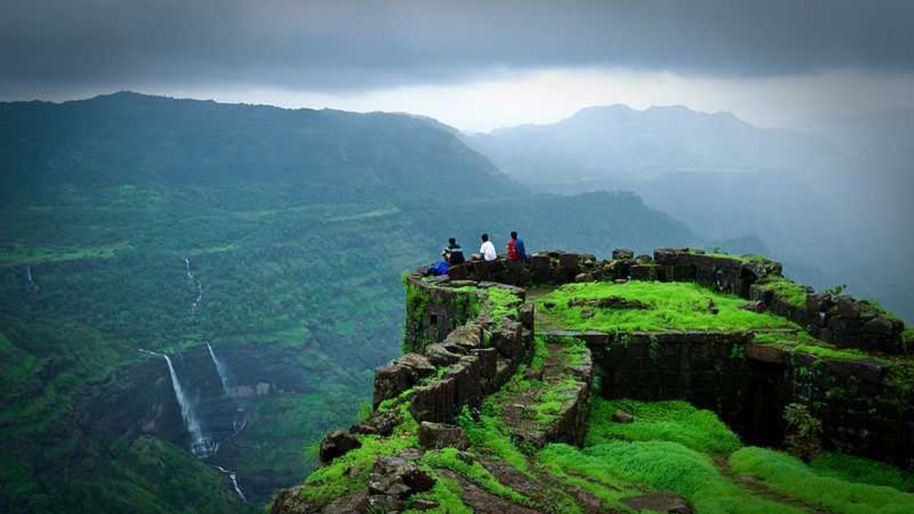 વેલેન્ટાઈન ડે પર તમારા પાર્ટનર સાથે ક્વોલિટી ટાઈમ સ્પેન્ડ કરવા માટેની સૌથી બેસ્ટ જગ્યા છે. તમે આ હિલ સ્ટેશન પર વલસાડ સુધી ટ્રેનમાં આવી શકો છો. ત્યાંથી બસમાં અહીં પહોચી શકો છો. વિલ્સન હિલનું મુખ્ય આકર્ષણ તેની આસપાસ આવેલા લેન્ડસ્કેપ, ખીણ અને જંગલોનું મનોહર દ્રશ્ય પ્રદાન કરે છે.