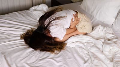 મહિલાઓના શરીરમાં મેનોપોઝ દરમિયાન હાર્મોનલ પરિવર્તન થાય છે. જેના કારણે તેના શારીરિક બદલાવ સિવાય માનસિક બદલાવ પણ જોવા મળે છે. મોટાભાગની મહિલાઓ મેનોપોઝલ ડિપ્રેશન દરમિયાન તણાવ અને ચિંતા યાદશક્તિ ગુમાવવી અને કામ પણ ફોકસ કરવાની તકલીફ જેવી સમસ્યાઓ જોવા મળે છે.