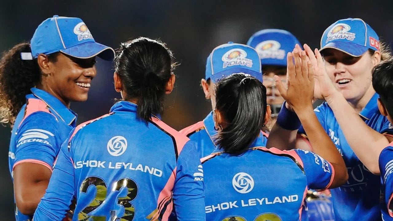 એક, બે નહિ પરંતુ 3 રન આઉટ અને ત્રણેય માત્ર 15 બોલમાં. પરંતુ દરેક વખતે, થર્ડ અમ્પાયર ગાયત્રી વેણુગોપાલે રન-આઉટ અપીલ ફગાવી દીધી. પરિણામ એ આવ્યું કે દિલ્હી કેપિટલ્સ મુંબઈ ઈન્ડિયન્સ સામે છેલ્લા બોલે જીતવામાં સફળ રહી. 15 ફેબ્રુઆરીના રોજ DC vs MI વચ્ચેની મેચ માટે થર્ડ અમ્પાયરના આ નિર્ણય પર હવે સવાલો ઉભા થઈ રહ્યા છે.WPL 2025 એક મોટો વિવાદ સામે આવ્યો છે.