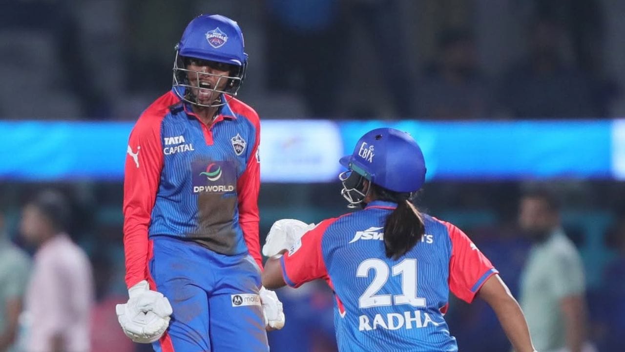 મુંબઈની કેપ્ટન હરમનપ્રીત કૌરને આ નિર્ણય પસંદ ન આવ્યો અને ગુસ્સામાં તે ફીલ્ડ અમ્પાયર પાસે નિર્ણય પર ચર્ચા કરતી જોવા મળી હતી. પરંતુ આ વિવાદિત નિર્ણય 4 બોલ  બાદ વધુ એક રન આઉટ અપીલ શિખા પાંડે વિરુદ્ધ થઈ અને તેને પણ રન આઉટ આપવામાં આવી હતી.