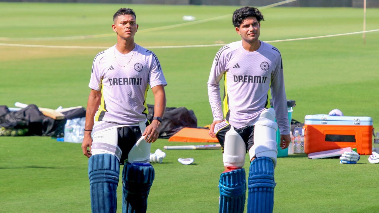 યશસ્વી જયસ્વાલે ટેસ્ટ અને T20માં સારું પ્રદર્શન કર્યું છે, જેથી તેને હવે વનડેમાં પણ તક મળી છે. પરંતુ તે ઓપનર છે, જેનો અર્થ એ થયો કે શુભમન ગિલ કોહલીની જગ્યાએ ગિલ ત્રીજા નંબર પર બેટિંગ કરતો જોવા મળી શકે છે. (All Photo Credit : PTI)