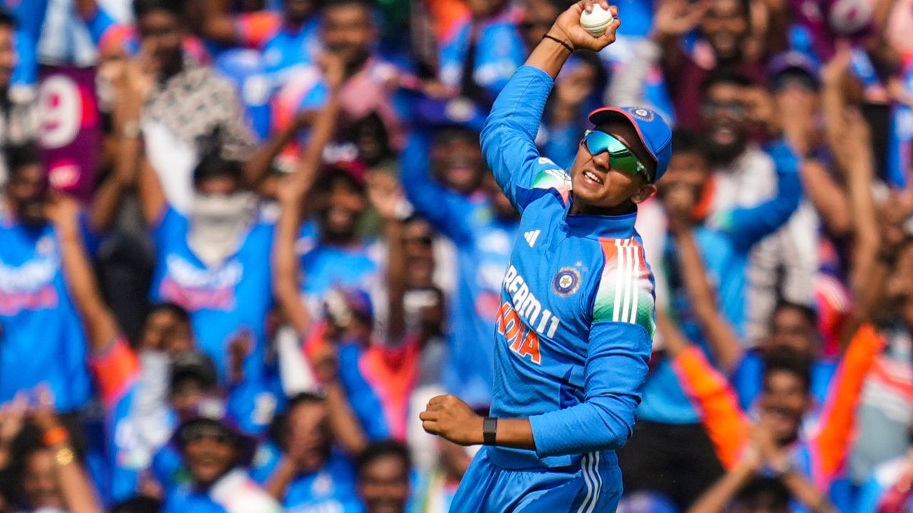 ભારતીય કેપ્ટને આ મેચમાં રમી રહેલા 11 ખેલાડીઓ અંગે અપડેટ આપી જણાવ્યું કે હર્ષિત રાણા અને યશસ્વી જયસ્વાલ આ મેચમાં વનડે ડેબ્યૂ કરી રહ્યા છે. આવી સ્થિતિમાં, સવાલો ઉભા થઈ રહ્યા છે કે શું યશસ્વીને તક આપવા માટે કોહલીને પ્લેઈંગ ઈલેવનમાંથી બહાર કરવામાં આવ્યો છે.