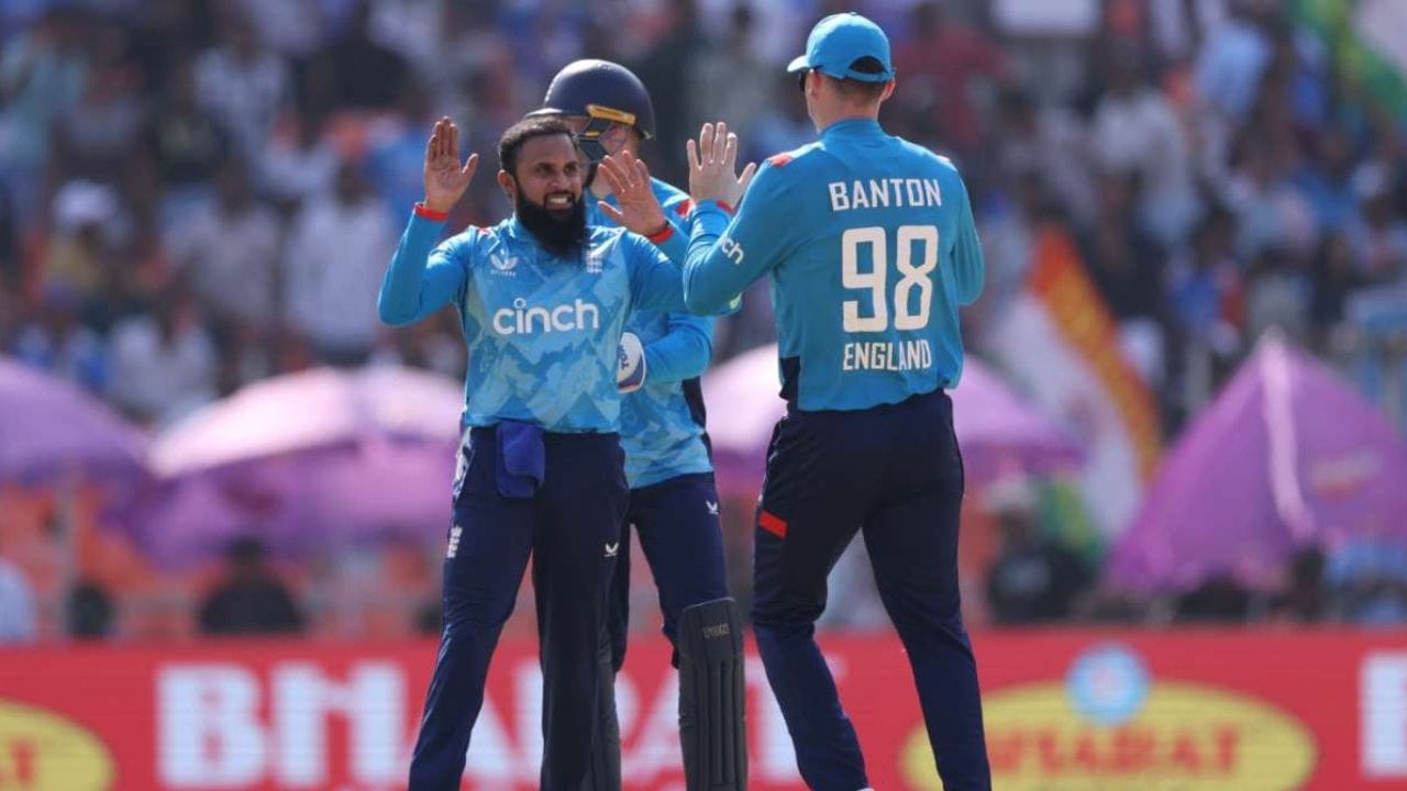 એવું લાગતું હતું કે વિરાટ મોટી ઇનિંગ રમશે પરંતુ વિકેટકીપર ફિલ સોલ્ટે આદિલ રશીદના બોલ પર વિરાટનો કેચ પકડ્યો અને વિરાટની ઇનિંગનો અંત આવ્યો. આદિલે આંતરરાષ્ટ્રીય ક્રિકેટમાં 11મી વખત વિરાટને આઉટ કર્યો છે. હવે વિરાટને વધુ એક વખત આઉટ કરીને, તે આંતરરાષ્ટ્રીય ક્રિકેટમાં તેને સૌથી વધુ વખત આઉટ કરનાર બોલર બની જશે.