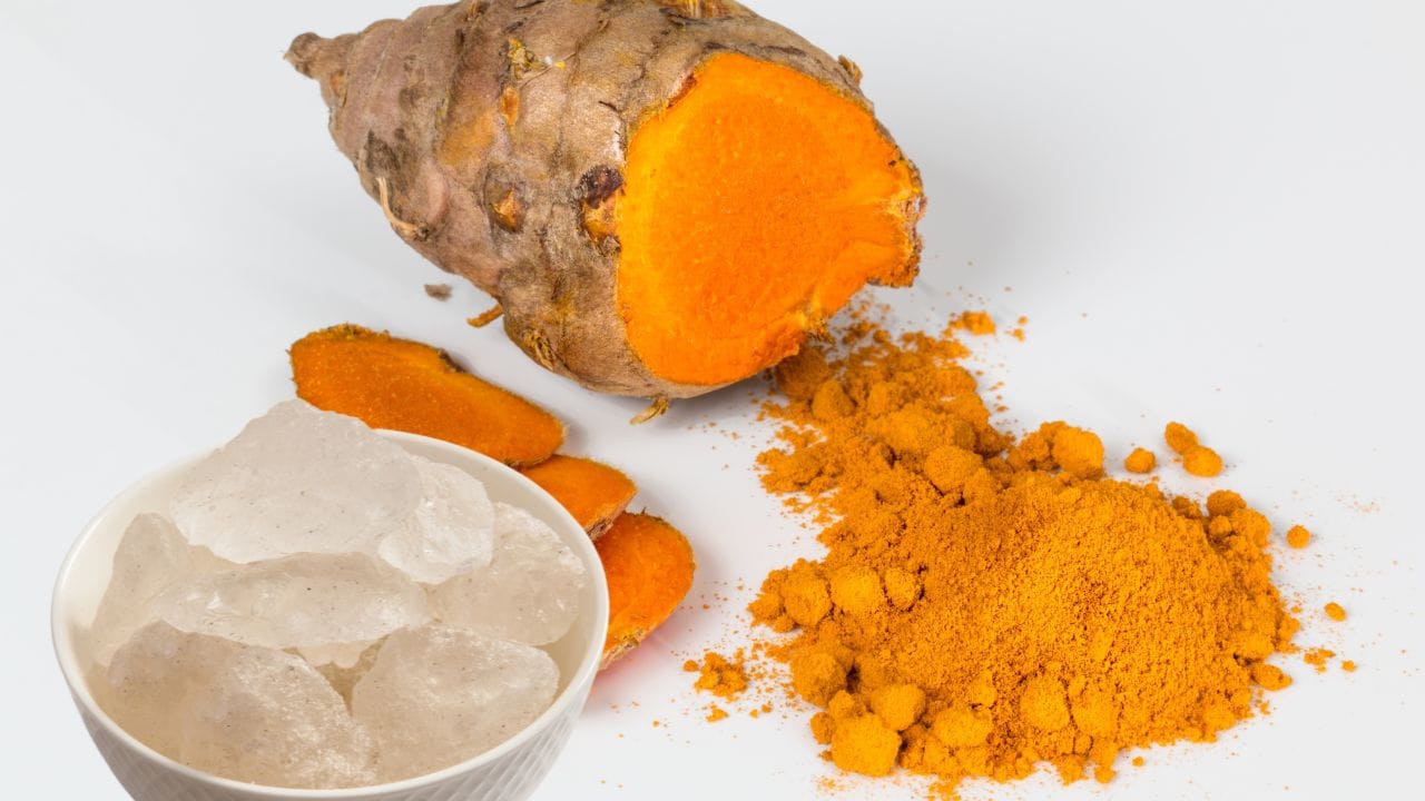 ગળાના દુખાવા અને ખાંસીમાં ફટકડી અને હળદરનો ઉપયોગ કરો. ફટકડીના પાણીમાં હળદર અને મીઠું મિક્સ કરો અને કોગળા કરો. તે કફની સમસ્યા ઘટાડે છે અને ગળામાં રાહત આપે છે.