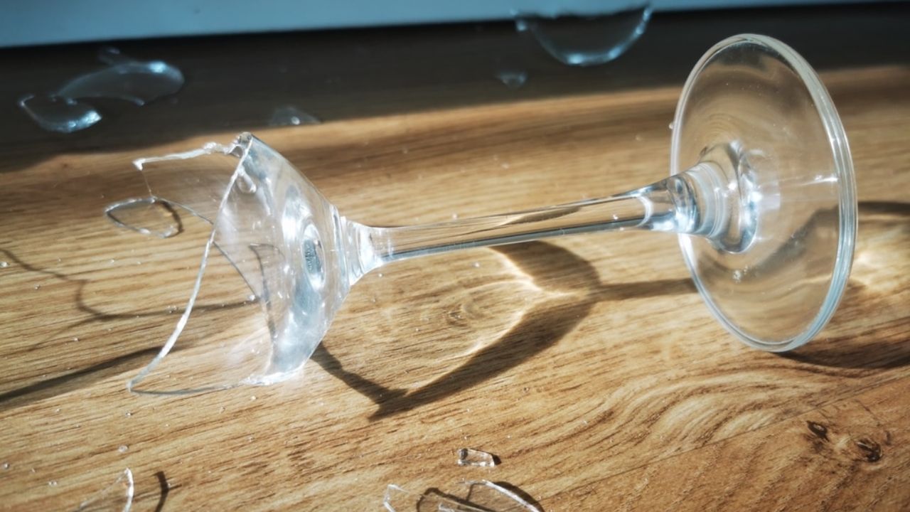 જો કોઈ શુભ પ્રસંગે કાચ કે અરીસો તૂટી જાય તો એવું માનવામાં આવે છે કે કંઈક અશુભ થવાનું છે. તેમજ કાચ તૂટવો એ પણ કોઈ શુભ ઘટનાનો સંકેત આપે છે. ચાલો જાણીએ કે કાચ તૂટવો ક્યારે શુભ હોય છે અને ક્યારે અશુભ.
