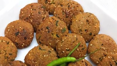 બાજરીના વડા બનાવવા માટે લીલા ધાણા, આદુ લસણ, લીલા મરચા, હળદર, સફેદ તલ, અજમો, લાલ મરચાનો પાઉડર, બાજરીનો લોટ, ગરમ મસાલો, ખાંડ, દહીં, પાણી, તલ સહિતની સામગ્રીની જરુરત પડશે. 