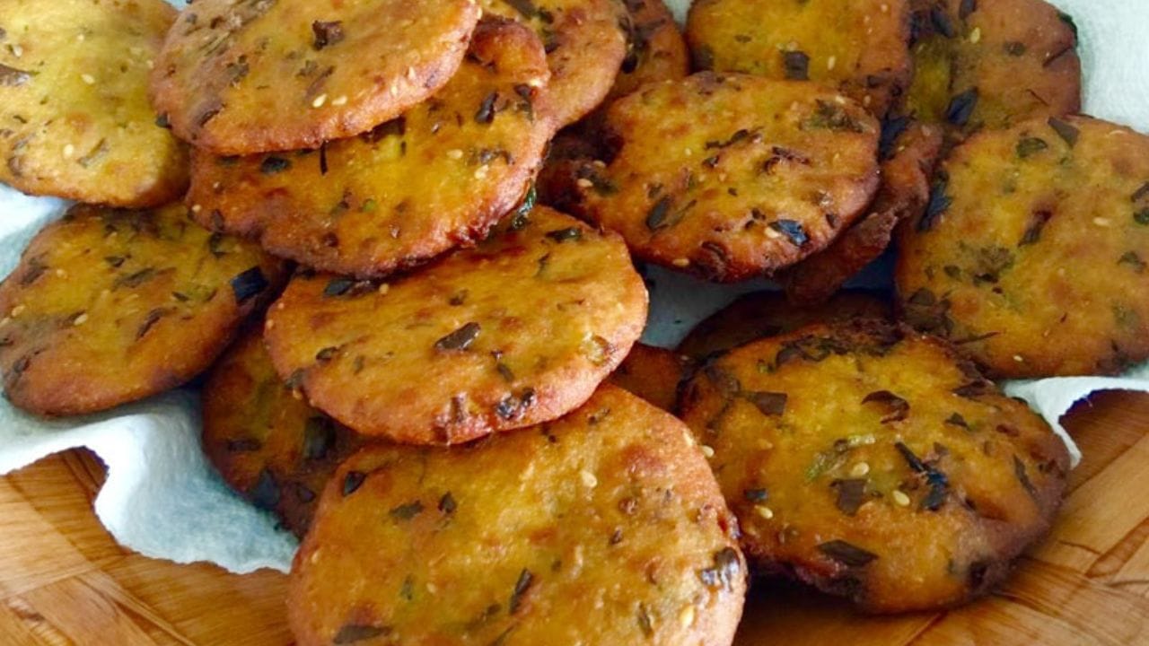 હવે મિક્સ કરેલા લોટમાં દહીં નાખી મિક્સ કરો. ત્યારબાદ તેમાં થોડું પાણી ઉમેરી નરમ લોટ બાંધી લો. ત્યાર બાદ બાંધેલા લોટને ઢાંકીને દસ મિનિટ એક બાજુ મુકી દો. 