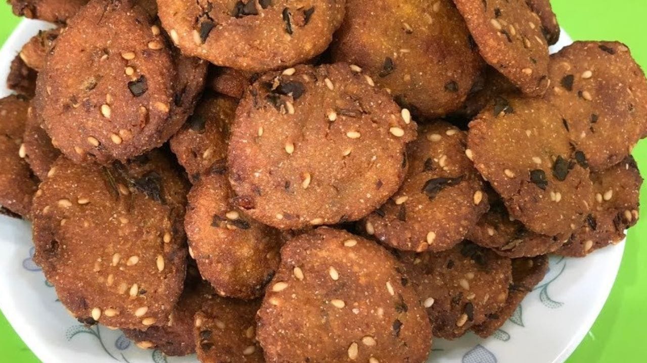 દસ મિનિટ બાદ લોટમાંથી નાના ગોળા વાળી તેને બંન્ને હાથ વડે દબાવી ચપટા બનાવી લો. હવે એક પેનમાં તેલ ગરમ કરવા મુકો. તેલ મીડીયમ ગરમ થાય ત્યારે તેમાં વડા નાખી ધીમા તાપે બંન્ને બાજુ ગોલ્ડન ફ્રાય કરી લો. 