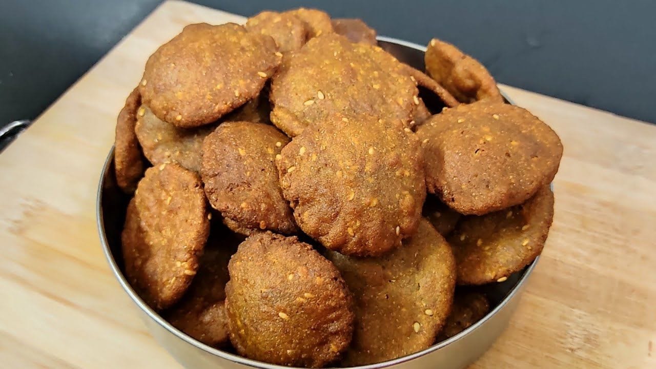 હવે તૈયાર થયેલા બાજરીના વડાને તમે લીલી ચટણી સાથે ખાઈ શકો છો. તેમજ તેને 1 થી 2 દિવસ સુધી સ્ટોર કરી શકો. બાજરીના વડા ચા સાથે પણ ખૂબ જ સ્વાદિષ્ટ લાગે છે. 