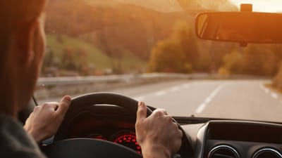 ઉનાળામાં કાર ઓછી માઈલેજ આપવા લાગે છે જેના કારણે કાર ચાલકો પરેશાન રહે છે કે શું થાય થે કે ઉનાળો આવતાની સાથે જ માઈલેજ અચાનક ઘટી જાય છે? આ સવાલનો જવાબ તો ઘણા લોકો જાણતા હશે પરંતુ હજુ પણ ઘણા લોકો એવા હશે જેઓ એ કારણ જાણવા માગે છે કે ઉનાળો આવતાની સાથે જ કારની માઈલેજ કેમ ઘટી જાય છે? ચાલો જાણીએ કે ઉનાળામાં કારની માઈલેજ ઘટવા પાછળનું કારણ શું છે?