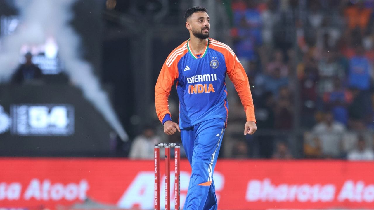 ચેમ્પિયન ટ્રોફી 2025 પહેલા ટીમ ઈન્ડિયાનું ટેન્શન વધી ગયું છે. ટીમ ઈન્ડિયાના સ્ટાર ફાસ્ટ બોલર જસપ્રીત બુમરાહ આ ટૂર્નામેન્ટમાં રમી શકશે કે, નહિ તેના પર મોટું અપટેડ સામે આવ્યું છે. જસપ્રીત બુમરાહને ઓસ્ટ્રેલિયા પ્રવાસની છેલ્લી મેચ દરમિયાન ઈજા થઈ હતી. ત્યારબાદ તેમને આરામ કરવાની સલાહ આપવામાં આવી હતી. બુમરાહ હાલમાં બેંગ્લરુમાં બીસીસીઆઈના સેન્ટર ઓફ એક્સીલેન્સમાં પહોંચ્યો હતો પરંતુ ભારતના આ મોટા મેચ વિનર ખેલાડી હાલમાં મેદાન પર વાપસી કરી શકશે નહિ.