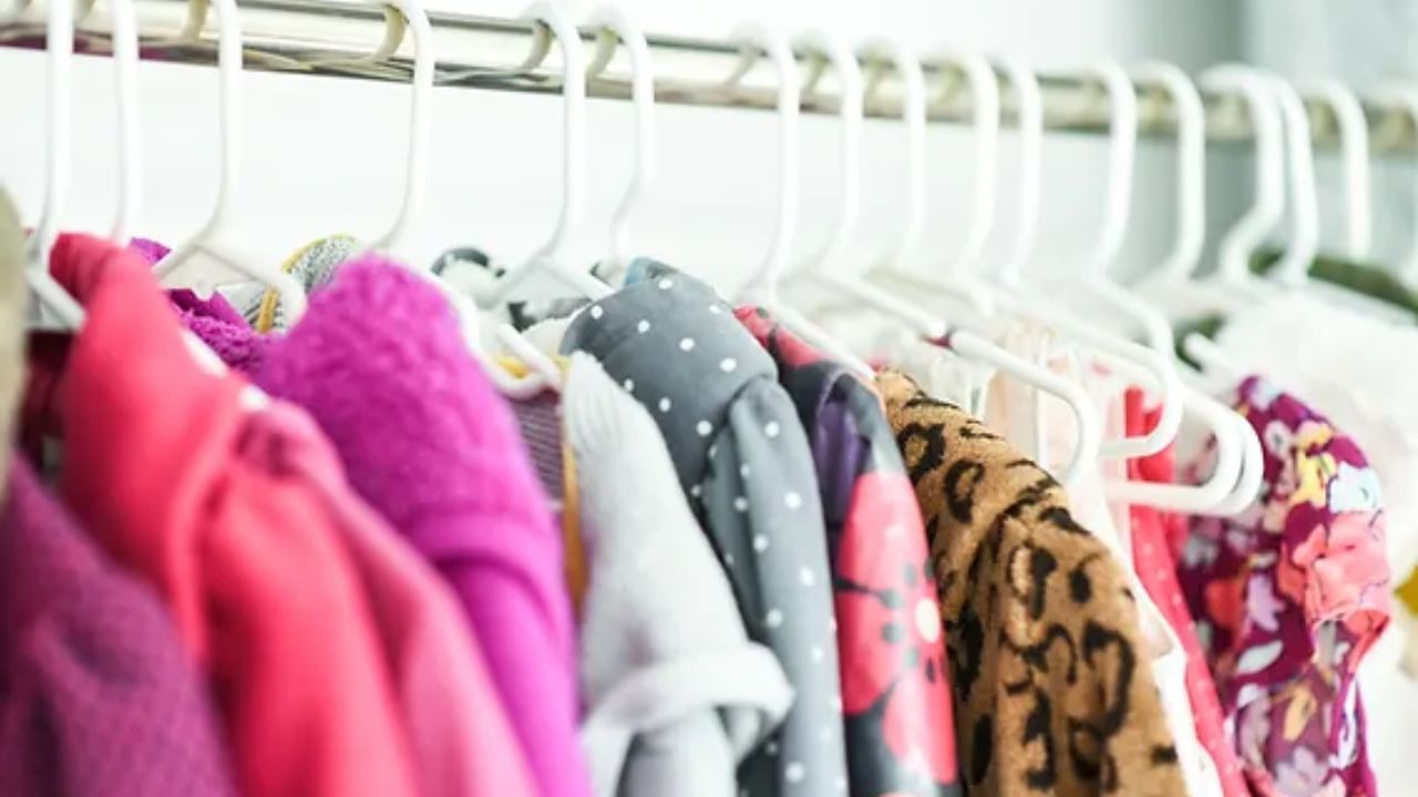 આ ઉપરાંત તમારે કબાટને યોગ્ય જગ્યાએ રાખવો જોઈએ. કબાટમાં જેટલી જગ્યા ઉપલબ્ધ હોય તેટલી જ વસ્તુઓ રાખવી જોઈએ અને કબાટના નીચેની ખાનામાં ભારે વસ્તુઓ રાખવી જોઈએ.