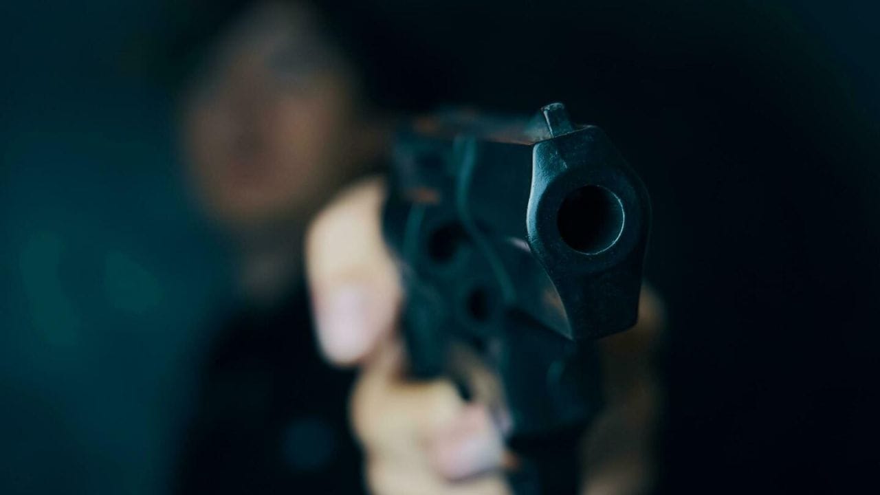 રિવોલ્વર : રિવોલ્વર પિસ્તોલ કરતાં થોડી જૂની છે. આમાં, બંદૂકની વચ્ચે એક સિલિન્ડર ફીટ કરવામાં આવે છે, તેમાં ગોળીઓ ભરવાની હોય છે. તમે જોયું જ હશે કે બંદૂકની વચ્ચે એક વર્તુળ હોય છે અને તેમાં ગોળીઓ હોય છે અને તેને ફાયર કરવા માટે ફેરવવામાં આવે છે. પહેલા તેને લોડ કરવામાં આવે છે 