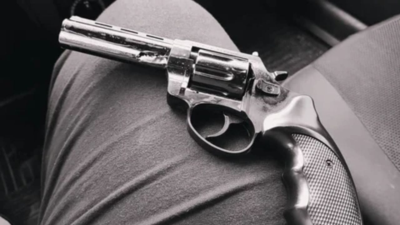 જો કે, તેમાં એક વખત 5-6 રાઉન્ડ કરી શકાય છે અને પછી રિવોલ્વરનું સિલિન્ડર કાઢીને તેમાં ગોળીઓ ભરવાની હોય છે. એવું કહેવાય છે કે આ રિવોલ્વર સેમ્યુઅલ કોલ્ટ દ્વારા 1836માં વિકસાવવામાં આવી હતી. તેના ફરતા સિલિન્ડરને કારણે તેને રિવોલ્વર નામ આપવામાં આવ્યું છે. એક રીતે, આ એક જૂની હેન્ડગન છે, જે લાંબા સમયથી ઉપયોગમાં લેવાય છે.