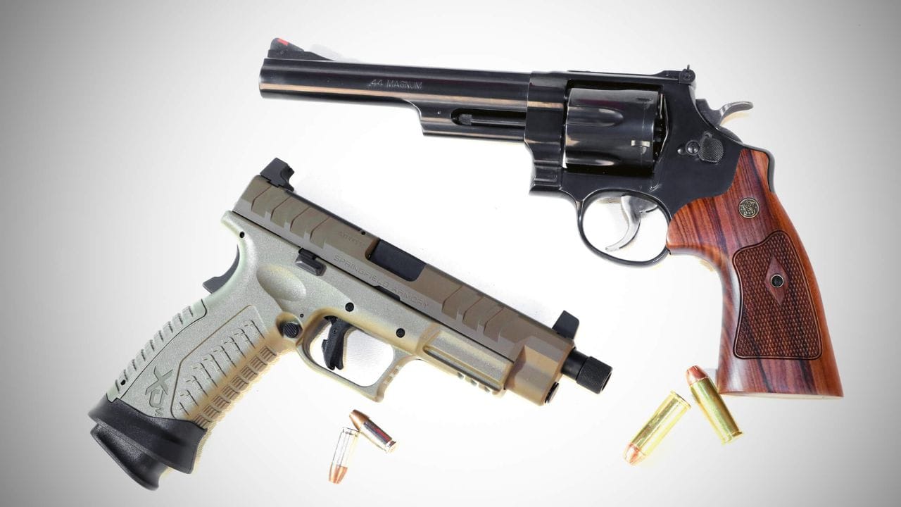 પિસ્તોલ અને રિવોલ્વર બંને હેન્ડગન એટલે કે હાથમાં રાખવામાં આવેલી નાની બંદૂકો છે. આ મશીનગન વગેરે જેવા મોટા નથી અને તેમની સાઈઝ હથેળી કરતા થોડી મોટી છે. ગોળીઓના પ્લેસમેન્ટ અને ફાયરિંગ અને ઓટોમેટિક હોવા વગેરે બાબતમાં બંને વચ્ચે ઘણા તફાવત છે. 