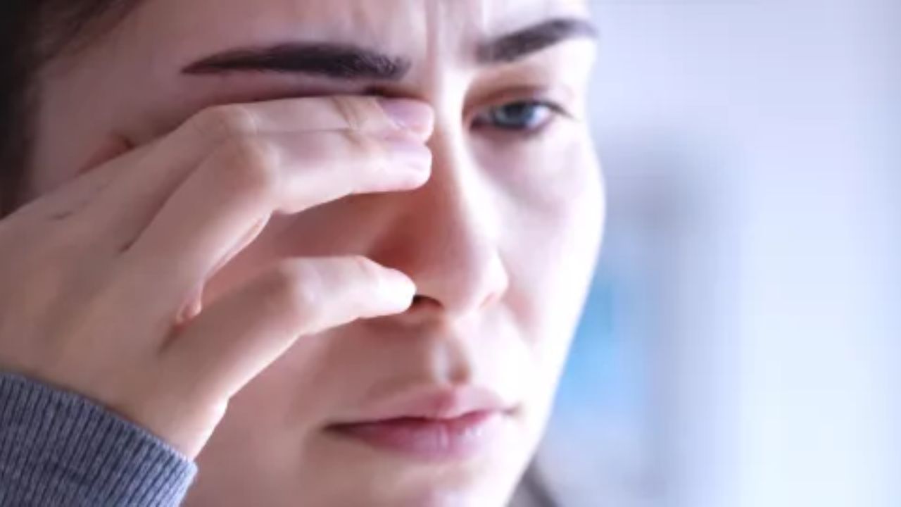 સ્ત્રીઓમાં જમણી આંખ ફરકવાનો અર્થ : ઘણા લોકો માને છે કે સ્ત્રીની જમણી આંખ ફરકવી એ ખરાબ શુકન છે. આ મુશ્કેલ સમય ઝઘડો અથવા સંઘર્ષની નિશાની હોઈ શકે છે. કેટલાક લોકો જમણી આંખ ફરકવી એ ખરાબ શુકન માને છે. આ માન્યતા મુજબ ભવિષ્યમાં મહિલાઓને સમસ્યાઓનો સામનો કરવો પડી શકે છે. આવનારો સમય તેમના માટે ઘરે કે કાર્યસ્થળ પર સમસ્યાઓ ઉભી કરી શકે છે.
