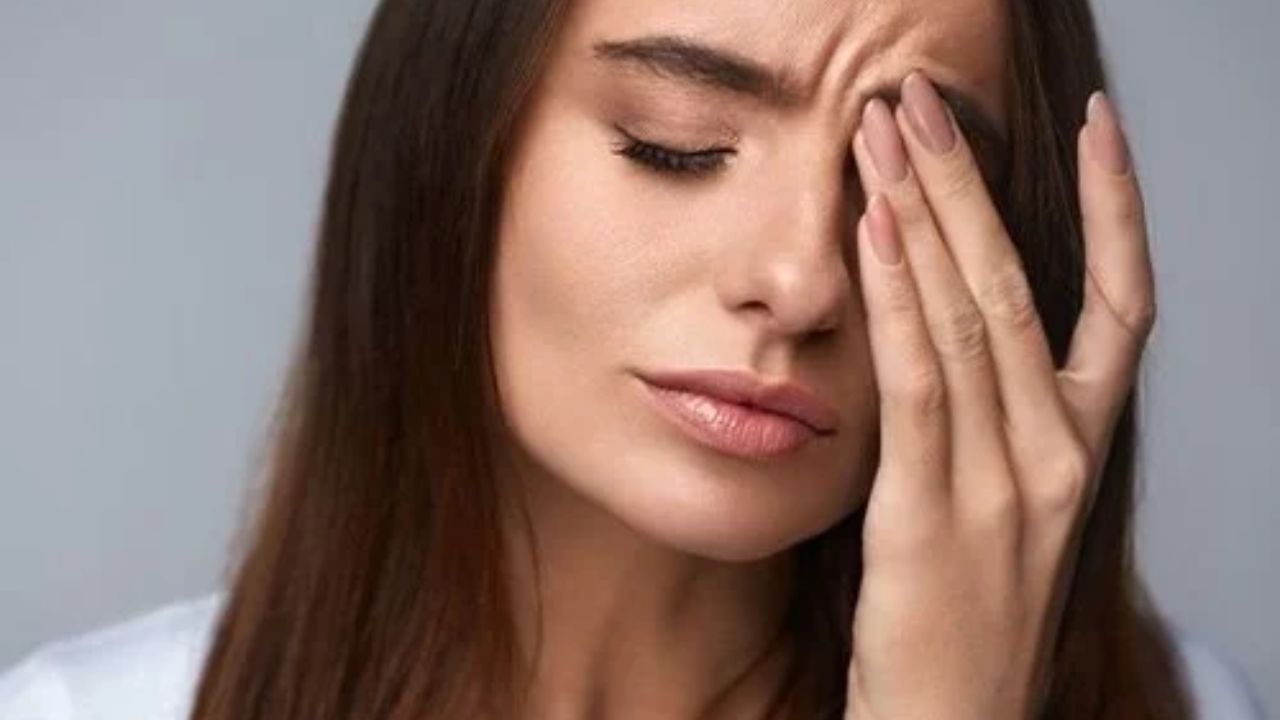 જમણી આંખ ફરકે ત્યારે : જમણી આંખ ફરકવી એ મુશ્કેલીઓ સૂચવે છે. ઘર કે ઓફિસમાં કોઈની સાથે દલીલ કે ઝઘડો થઈ શકે છે. માનસિક તણાવ અને સ્વાસ્થ્ય સંબંધિત સમસ્યાઓ પણ થઈ શકે છે.તમારું કામ અટકી શકે છે અથવા અધૂરું રહી શકે છે. તમને ખરાબ નજર લાગી શકે છે, નેગેટિવ વિચારો આવી શકે છે અથવા અપ્રિય ઘટનાઓ બની શકે છે. જમણી આંખ ફરકવી એ અશુભ માનવામાં આવે છે અને તેને પડકારો અથવા મુશ્કેલીઓનું સંકેત માનવામાં આવે છે.
